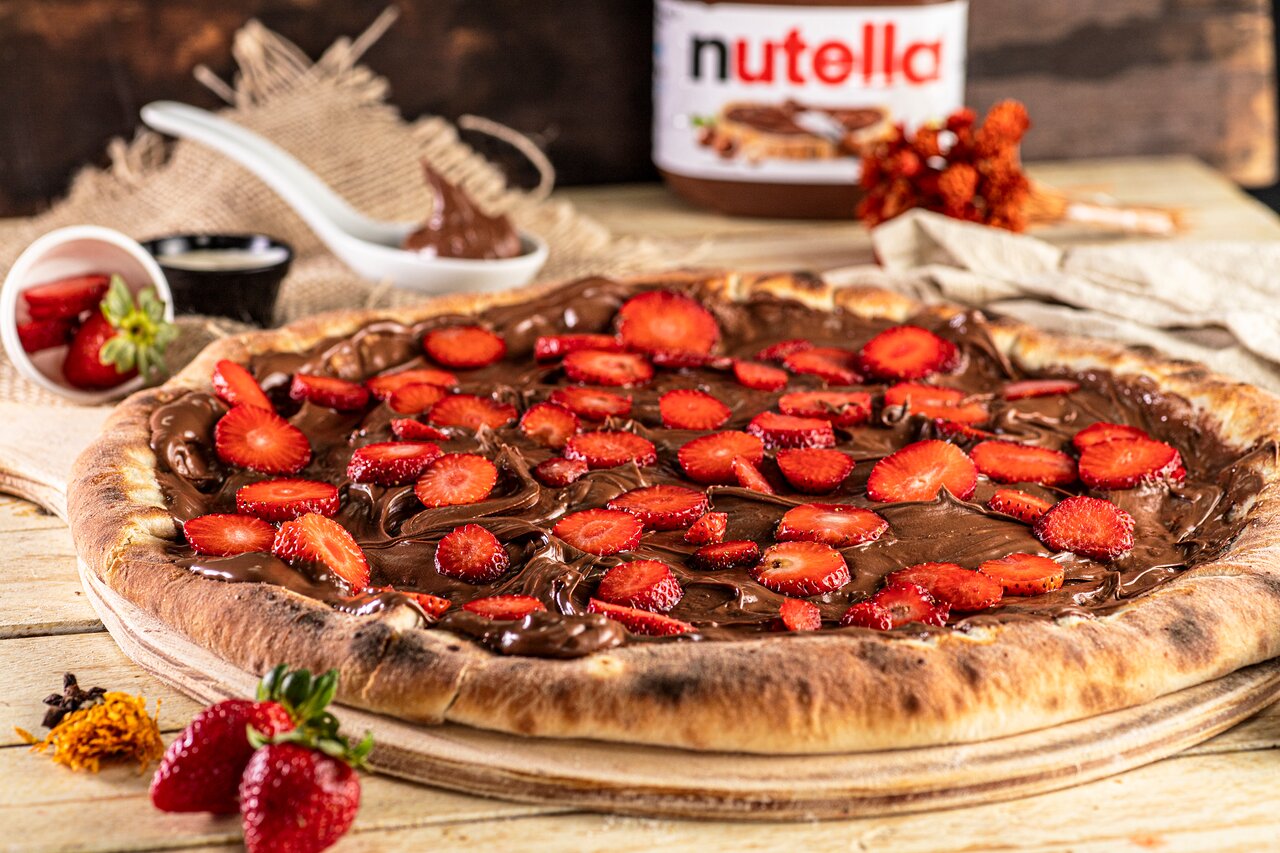 pizza doce de nutela com morango
